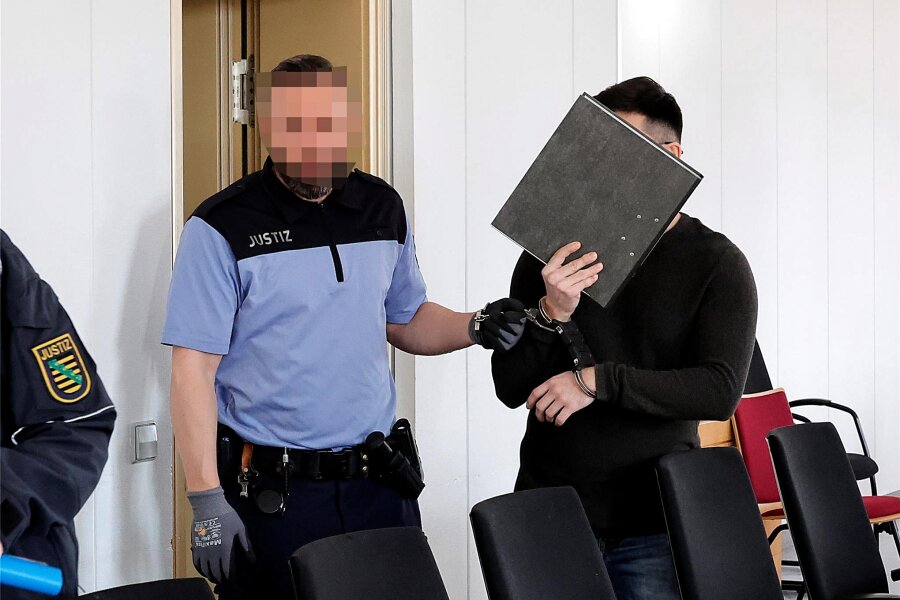 Urteil in Chemnitzer Zivilcourage-Prozess: War der Messerangriff ein versuchter Mord? - Fünf Jahre muss der 25-Jährige Chemnitzer insgesamt ins Gefängnis, die Untersuchungshaft wird abgezogen.