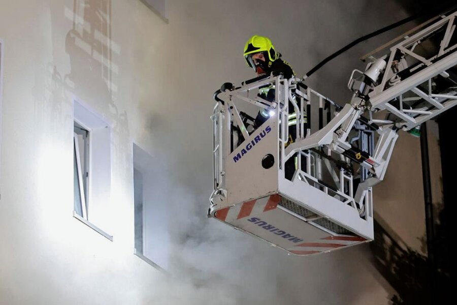 Urteil in Prozess um Brandstiftung in Chemnitz: Vom angezündeten Sofa zum versuchten Mord - Dichter Rauch quillt aus den Fenstern eines Mehrfamilienhauses an der Zschopauer Straße im Zentrum von Chemnitz. Zwei junge Männer waren im September 2021 in die Wohnung eines Bekannten eingedrungen. Weil er dort ein Sofa angezündet haben soll, wurde einer von ihnen nun des versuchten mehrfachen Mordes schuldig gesprochen. 