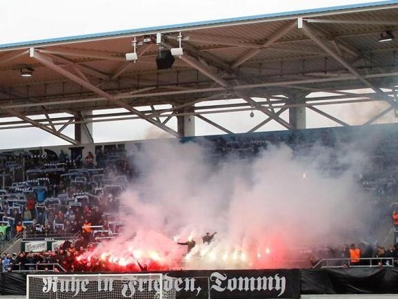 Urteil nach Neonazi-Eklat: CFC gegen Meuselwitz vor leerer Südtribüne - Die Fans des Chemnitzer FC stehen unter besonderer Beobachtung.