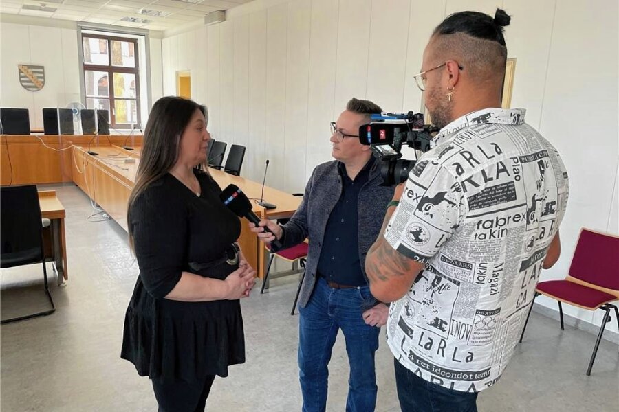 Urteil ohne bekanntes Motiv: Chemnitzer erhält wegen zweifachen Totschlags beinahe Höchststrafe - Die Mutter des 34-Jährigen Opfers während eines Interviews mit einem TV-Sender. Ihr Sohn hatte als Sozialarbeiter an Chemnitzer Schulen gearbeitet. 