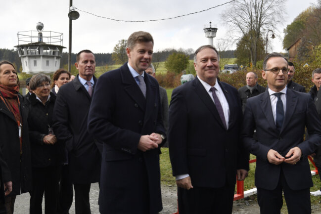 US-Außenminister Pompeo besucht Grenzmuseum Mödlareuth - Bundesaußenminister Heiko Maas (SPD), Mike Pompeo, (2. von rechts) Außenminister der USA, und Richard Grenell (4. links), US-Botschafter in Deutschland besuchen Mödlareuth bei Hof. 