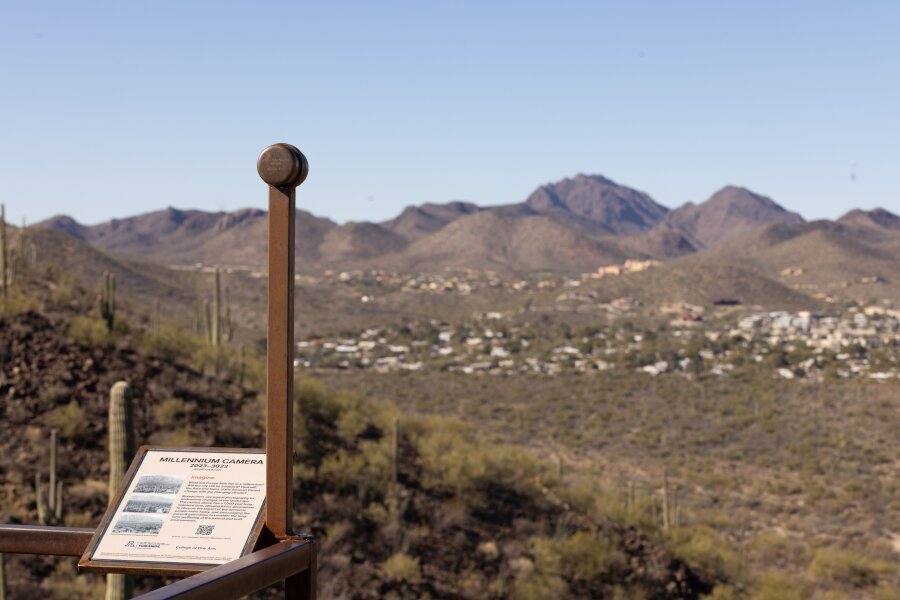 Seine erste Millenniumskamera hat der Konzeptkünstler und Experimentalphilosoph Jonathon Keats am Tumamoc Hill mit Blick auf die Bergkette am Rand der Stadt Tucson im US-Bundesstaat Arizona aufgestellt. Weitere sollen folgen. 