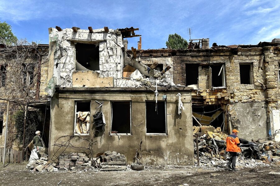 US-Kongress billigt milliardenschwere Ukraine-Hilfen - Ein Wohnhaus in Odessa wurde bei einem nächtlichen russischen Drohnenangriff beschädigt. Die USA haben Hilfen für die von Russland angegriffene Ukraine gebilligt.