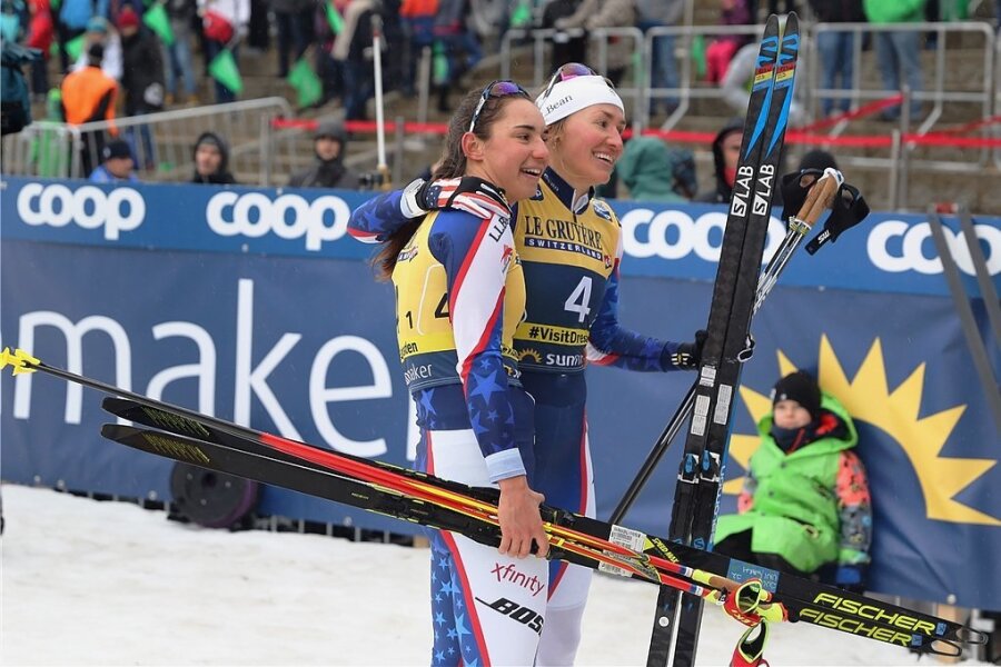 US-Langläuferin versteht auch "Glück auf" - Vierte und trotzdem glücklich: Julia Kern (links) mit Teamgefährtin Sophie Caldwell beim Skilanglauf-Weltcup in Dresden. 