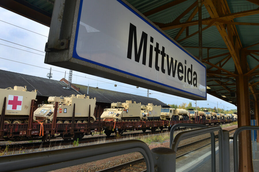 US-Panzer auf Durchreise in Mittweida - Der Transportzug mit den US-Panzern steht derzeit auf dem Mittweidaer Bahnhof, soll aber mit Ziel Bremerhaven weiterfahren.