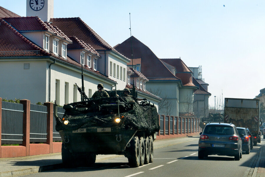 US-Radpanzer rollen durch Frankenberg - US-Radpanzer sind am Montagvormittag durch Frankenberg gefahren. Die Truppen haben auf dem Weg nach Polen Station in der Wettiner-Kaserne gemacht und wurden hier von der Bundeswehr logistisch unterstützt.