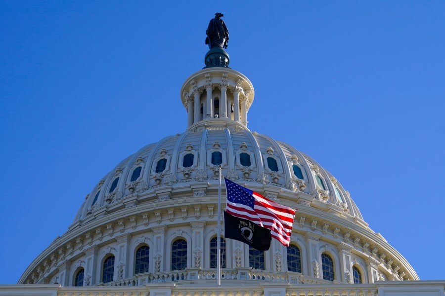 US-Repräsentantenhaus stimmt für Haushalt - Shutdown droht - Das US-Repräsentantenhaus hat kurz vor einem drohenden Stillstand der Regierungsgeschäfte ein Haushaltspaket in Billiardenhöhe verabschiedet.