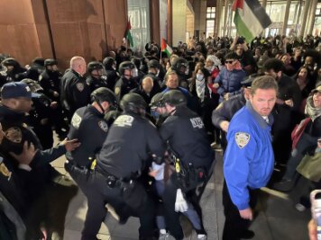 US-Unis wegen Gaza-Krieg im Ausnahmezustand - Polizisten nehmen auf dem Campus der New York University pro-palästinensische Demonstranten fest.