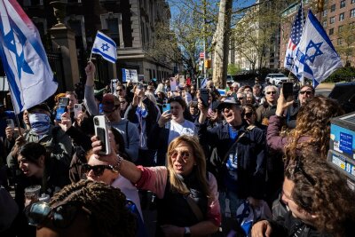 US-Unis wegen Gaza-Krieg im Ausnahmezustand - Pro-israelische Demonstranten solidarisieren sich mit Columbia-Assistenzprofessor Shai Davidai.