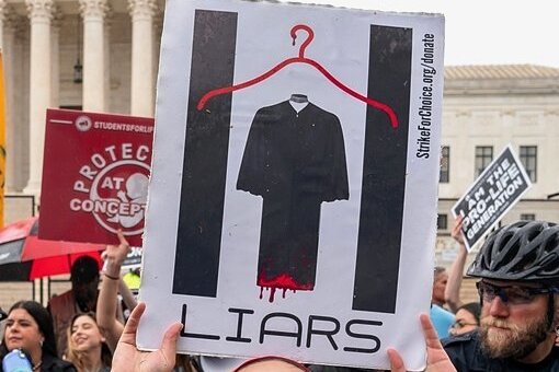 Wie weit sich das oberste US-Gericht radikalisiert hat, macht das Abtreibungsurteil deutlich. Gegen die abrupte Aufhebung eines seit 50 Jahre geltenden Rechts gibt es Proteste direkt vor dem Säulenportal des Supreme Court in Washington. "Lügner" steht unter der Richterrobe auf dem Plakat.