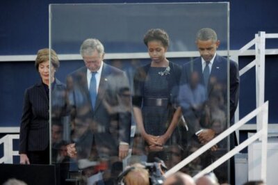 Präsident Barack Obama und sein Vorgänger George W. Bush standen Seite an Seite, als ein Chor die Zeremonie mit der US-Nationalhymne eröffnete.