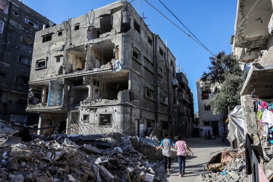 USA wollen Israel Waffen liefern - und stellen Forderungen - Zerstörte Gebäude in Deir al-Balah.