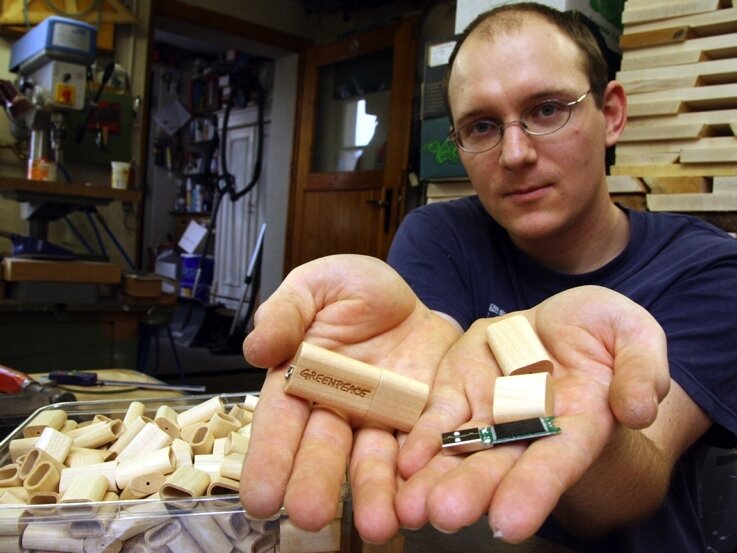 USB-Sticks umhüllt ein hölzerner Mantel - 
              <p class="artikelinhalt">Heiko Flath hat mit seinem Vater Holzgehäuse für USB-Sticks entworfen. 60.000 Stück hat der Seiffener Betrieb schon produziert. </p>
            