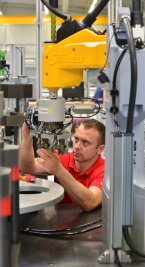 Am neuen Arbeitsplatz: Mitarbeiter Mario Schütt arbeitet an einer Montageanlage, die für einen Automobilhersteller bestimmt ist. 