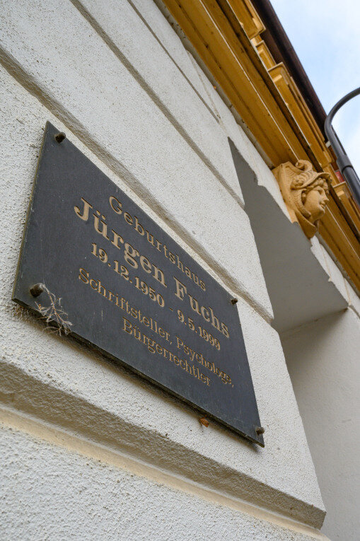 Tafel am Geburtshaus von Jürgen Fuchs.