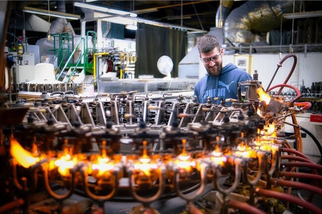 Steven Bellmann ist einer von 135 Beschäftigten bei der Narva Lichtquellen GmbH & Co KG in Brand-Erbisdorf. Das Foto zeigt, wie er an der Gestellfertigung für die Lampenproduktion arbeitet. 