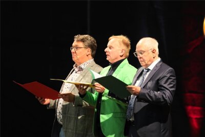 Uwe Steimle in Plauen: Kein Abend mit Tiefgang - Ein Trio im Humor vereint: Helmut Schleich (von links), Uwe Steimle und Lothar Bölck begeisterten am Freitagabend im Plauener Parktheater.