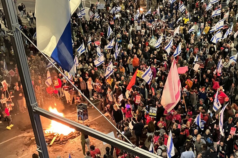 Vage Hoffnung auf Waffenruhe im Gaza-Krieg - Tausende Menschen haben in Tel Aviv und anderen israelischen Städten gegen die Regierung von Ministerpräsident Netanjahu demonstriert.