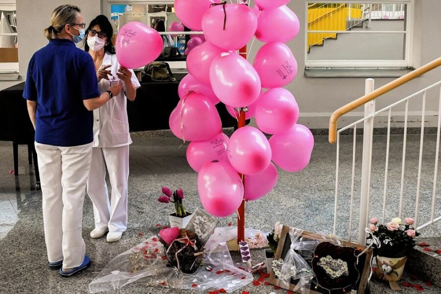 Valentinstag im Kreiskrankenhaus Freiberg: "Man glaubt nicht, wie viel Freude ein Luftballon auslösen kann." - Zum Valentinstag im Krankenhaus Freiberg hat Brigitte Salac-Urban (rechts) Freude verbreitet. 