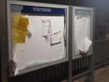 Vandalen beschädigen Bahn-Haltepunkt - Im Zwickauer Ortsteil Mosel haben Unbekannte am Bahn-Haltepunkt Glasscheiben zerstört.