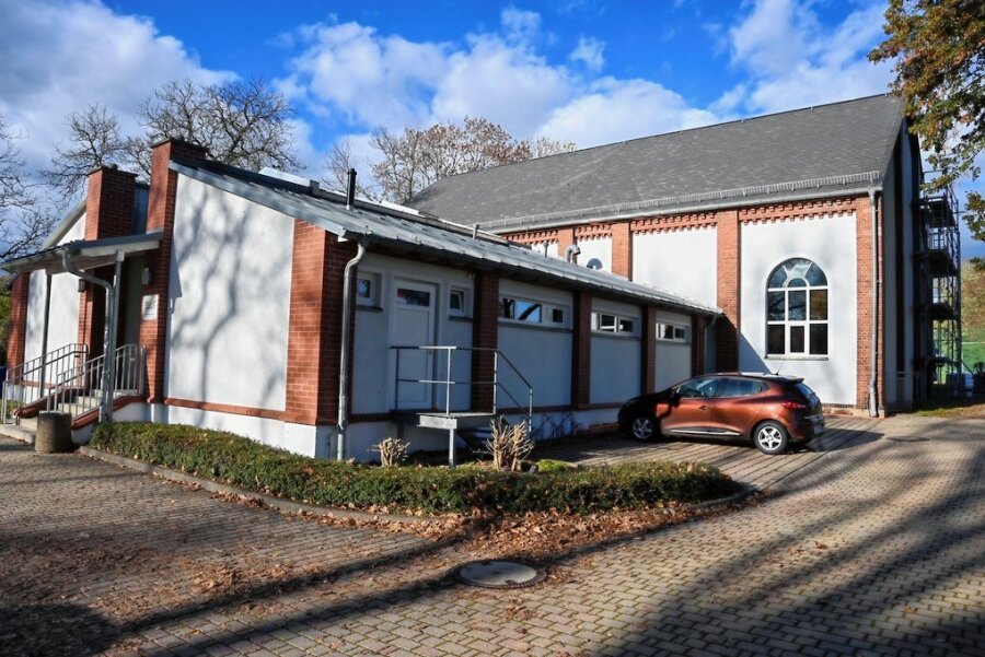 Vandalen beschädigen Turnhallenboden von Grundschule in Rußdorf - Blick auf die Turnhalle: Auf der rechten Seite ist das Baugerüst zu sehen, über das die Täter vermutlich auf das Dach des Gebäudes gelangten. 