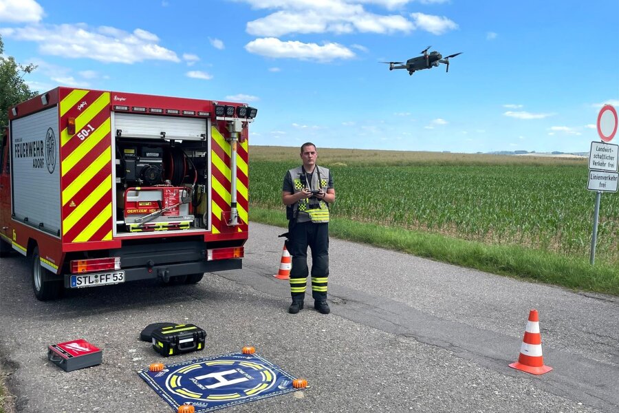 Vandalismus: Adorfer Feuerwehr sucht mit Drohne nach Straßenleitpfosten - Mit der Drohne hat die Feuerwehr Adorf nach den Straßenleitpfosten auf den Feldern gesucht.