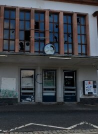 Vandalismus am Bahnhof: Stadt verstärkt Kontrollen - Kein schöner Anblick: Das Bahnhofsgebäude selbst ist in Privatbesitz.