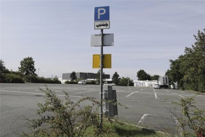 Vandalismus auf dem Parkplatz an der Plauener Festhalle: Was unternimmt die Stadtverwaltung? - Auf dem Parkplatz an der Festhalle parken auch Mitarbeiter des Vogtland-Klinikums.