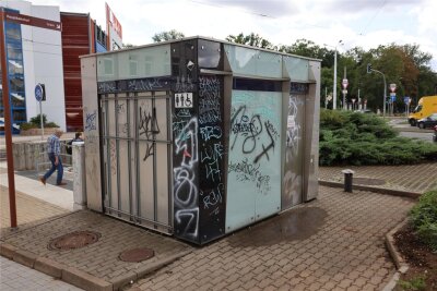 Vandalismus, Graffiti, Verschleiß: Streit um öffentliche Toiletten in Zwickau - 50 Cent für die Benutzung: Die öffentliche WC-Anlage nahe dem Georgenplatz ist mit Graffiti bedeckt.