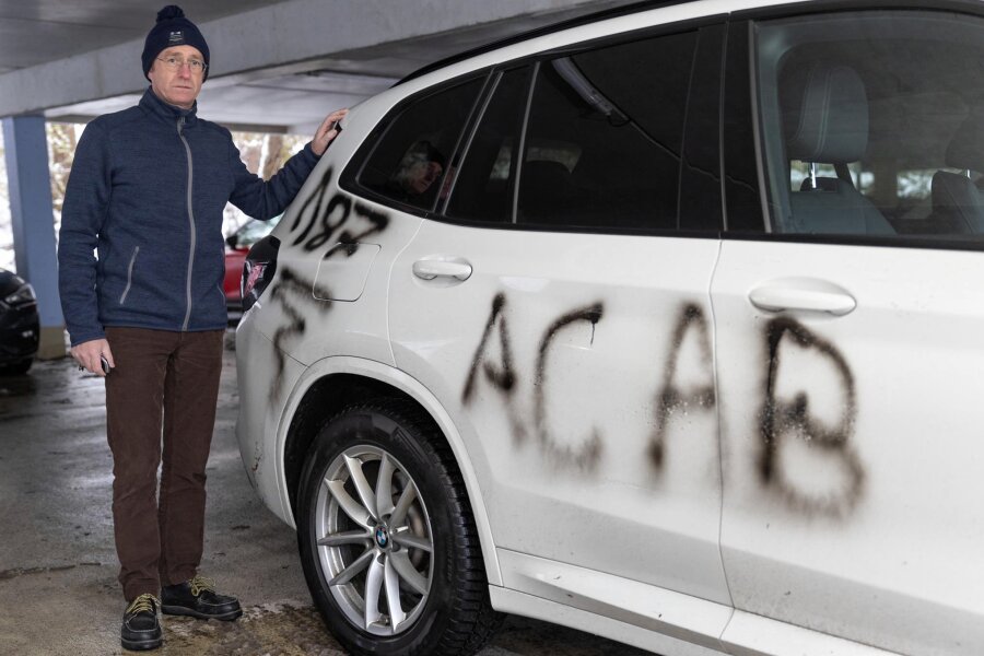 Vandalismus im Erzgebirge: Immer mehr Graffiti verschandeln Kreisstadt - Gastronom Matthias Singer fehlen die Worte. Sein Auto wurde im Parkhaus Gerisch Ruh mit Graffiti besprüht.