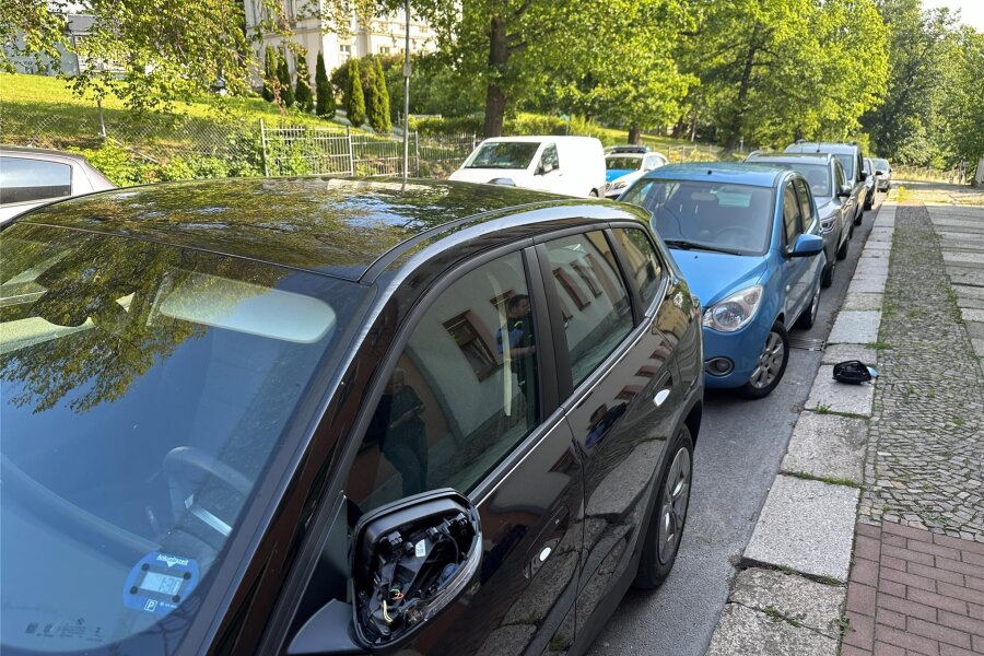 Vandalismus in Auerbach: Spiegel an zehn geparkten Autos abgetreten - In der Nacht zum Sonntag wurden in Auerbach bei zehn Autos die Außenspiegel abgetreten.