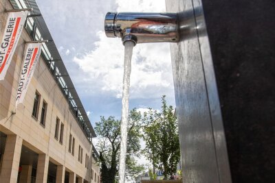 Vandalismus in der Plauener Innenstadt: Trinkbrunnen komplett zerstört - Der Trinkwasserbrunnen an der Stadt-Galerie wird erst nächstes Jahr wieder Wasser spenden. Er wurde jetzt zerstört.