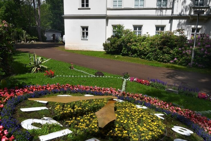 Vandalismus in Mittelsachsen: Ein Drittel der Fälle aufgeklärt - Die Blumenuhr im Stadtpark Hainichen war oft Ziel von Randalierern. Jetzt wird sie durch eine Videokamera vom gegenüberliegenden Gellert-Museum aus überwacht. 