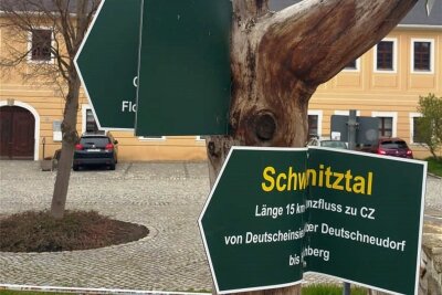 Vandalismus: Neue Wegweiser in Olbernhau schon wieder zerstört - Zwei der verbogenen Wegweiser.