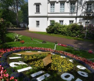 Vandalismus: Nur wenige Fälle aufgeklärt - Die Blumenuhr im Stadtpark Hainichen war oft Ziel von Randalierern. Jetzt wird sie durch eine Videokamera vom gegenüberliegenden Gellert-Museum aus überwacht. 