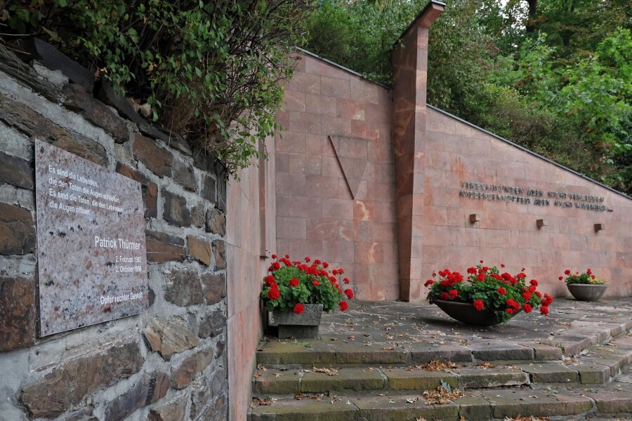 Vandalismus überschattet Gedenken an Patrick Thürmer in Hohenstein-Ernstthal - Die Gedenktafel, die an Patrick Thürmer und dessen gewaltsamen Tod im Jahr 1999 erinnert, ist am Wochenende erneut attackiert worden.
