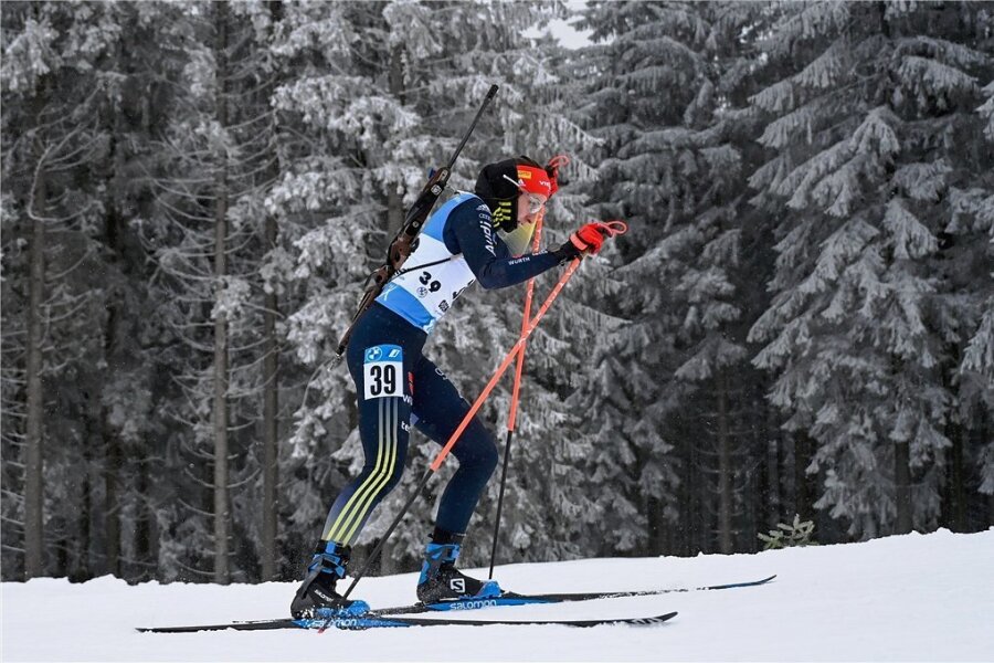 Vanessa Voigt: Eine junge Skijägerin pirscht sich heran - Vanessa Voigt kämpft sich bei schwierigen Bedingungen durch die Loipe in Oberhof. 