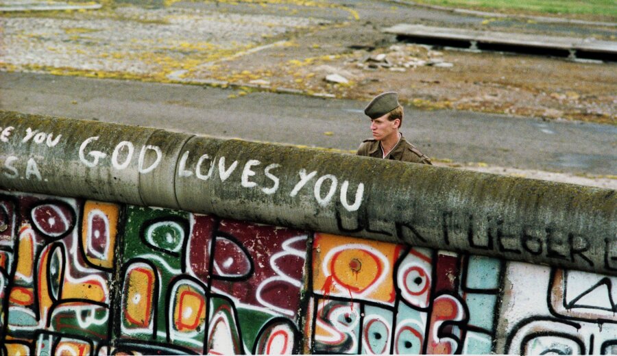 Vater Staat oder: Wie Papa uns vor Räubern schützte - Da gab es sie noch: Ein DDR-Grenzsoldat blickt 1988 in Berlin über die Mauer.