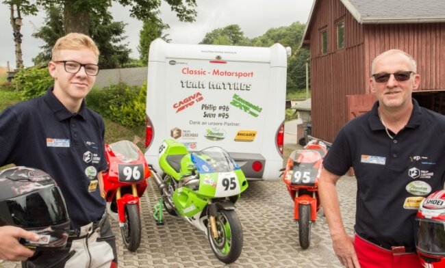 Stolz zeigen Philip (l.) und Sven Matthes ihre Maschinen. Das Vater-Sohn-Duo schraubt zusammen und fährt gemeinsam Rennen. 