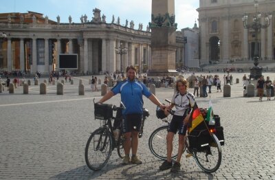 Vater und Sohn radeln auf Goethes Spuren - 
              <p class="artikelinhalt">Nach 1628 Kilometern am Ziel. Auf dem Petersplatz in Rom posieren Papa Frank und Sohn Arthur fürs obligatorische Erinnerungsfoto.</p>
            