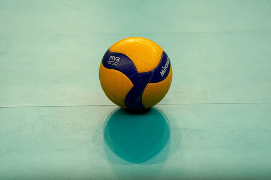 VC Bitterfeld-Wolfen im Playoff-Viertelfinale ausgeschieden - Ein Volleyball liegt auf dem Hallenboden.