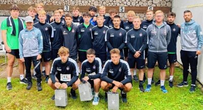 Veilchen peilen großes Ziel an - Aues U-19-Fußballer machen sich fit für die neue Saison. Ihr Lauftrainer Thomas König (2. v. l.) organisierte dafür einen Sommerbiathlon. 