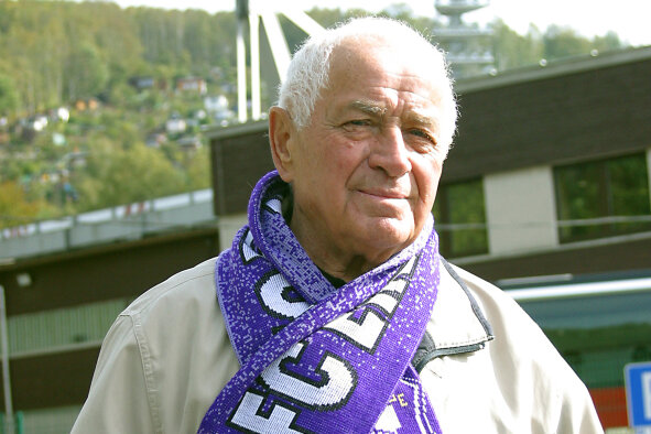 Veilchen trauern um Wismut-Spieler Kurt Viertel - Kurt Viertel im Jahr 2009 bei einem Stadionbesuch in Aue.