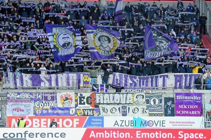 Veilchenfans hoffen nun auch auf erfolgreichen Heimauftakt - Rund 700 Fans unterstützten den FC Erzgebirge Aue am Montag in Ingolstadt. Am Ende siegten die Veilchen 2:1. Am Sonnabend gibt es nun das erste Punktspiel in diesem Jahr im Erzgebirgsstadion. 