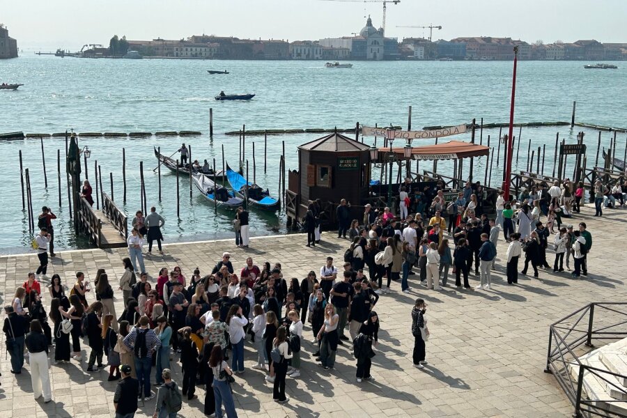 Venedig-Besucher müssen erstmals Eintritt bezahlen - Eine Gruppe von Touristen vor dem Dogenpalast im Zentrum von Venedig.