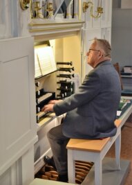 Venusberger hält Herolder Kirche seit 40 Jahren als Kantor die Treue - Kantor Stefan Kümmel vor "seiner Orgel" des Baumeisters Carl Eduard Schubert, welche 1869 in der Herolder Kirche eingebaut wurde. 