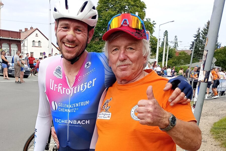 Venusberger Radsportler glänzt bei Masters-DM - RSV-Trainer Klaus Fischer (rechts) gratuliert Markus Werner zu dessen Erfolg.