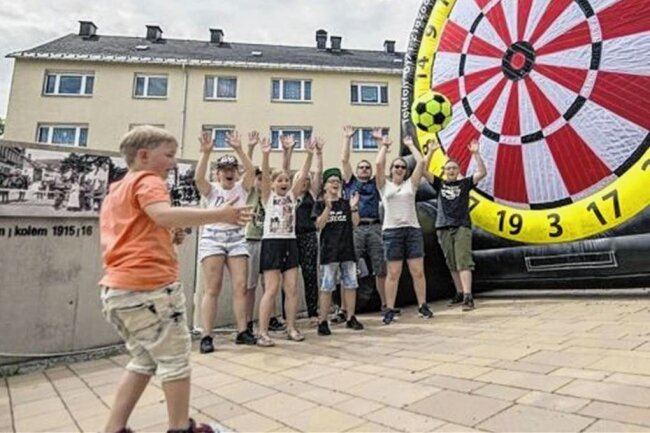 Veranstaltungen am Wochenende: Neun Tipps für spannende Ausflüge ins Erzgebirge - Schon mehrfach war das Riesen-Fußball-Darts eine der besonderen Attraktionen beim sächsisch-böhmischen Bierfest.