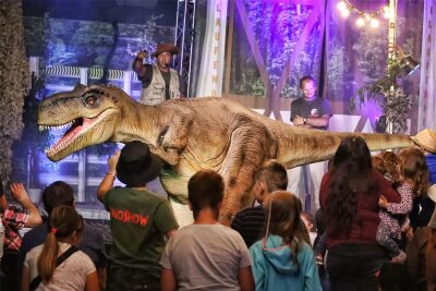 Veranstaltungstipps: Das ist am Wochenende im Vogtland los - Am Samstag bietet die interaktive Live-Dinosaurier-Show in Auerbach die Möglichkeit, in die Welt der Urzeitkreaturen einzutauchen.