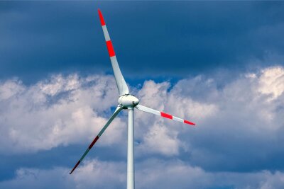 Verbände vermelden Rekordjahr bei Ausbau der Windenergie - Der Rotor einer Windkraftanlage dreht sich in einem Windpark. Windkraftanlagen an Land waren im vorigen Jahr der wichtigste Energielieferant in Deutschland.